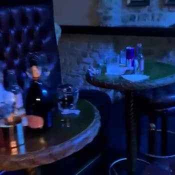 Policie našla v nelegálně otevřeném baru desítky hostů.