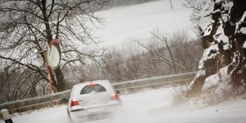 Sníh a námraza komplikují dopravu. Kde si dát největší pozor? 