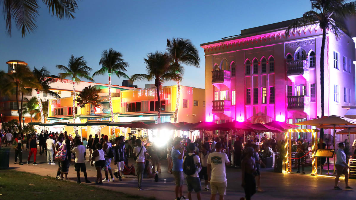 Miami Beach kvůli návalu studentů zavedlo zákaz nočního vycházení.