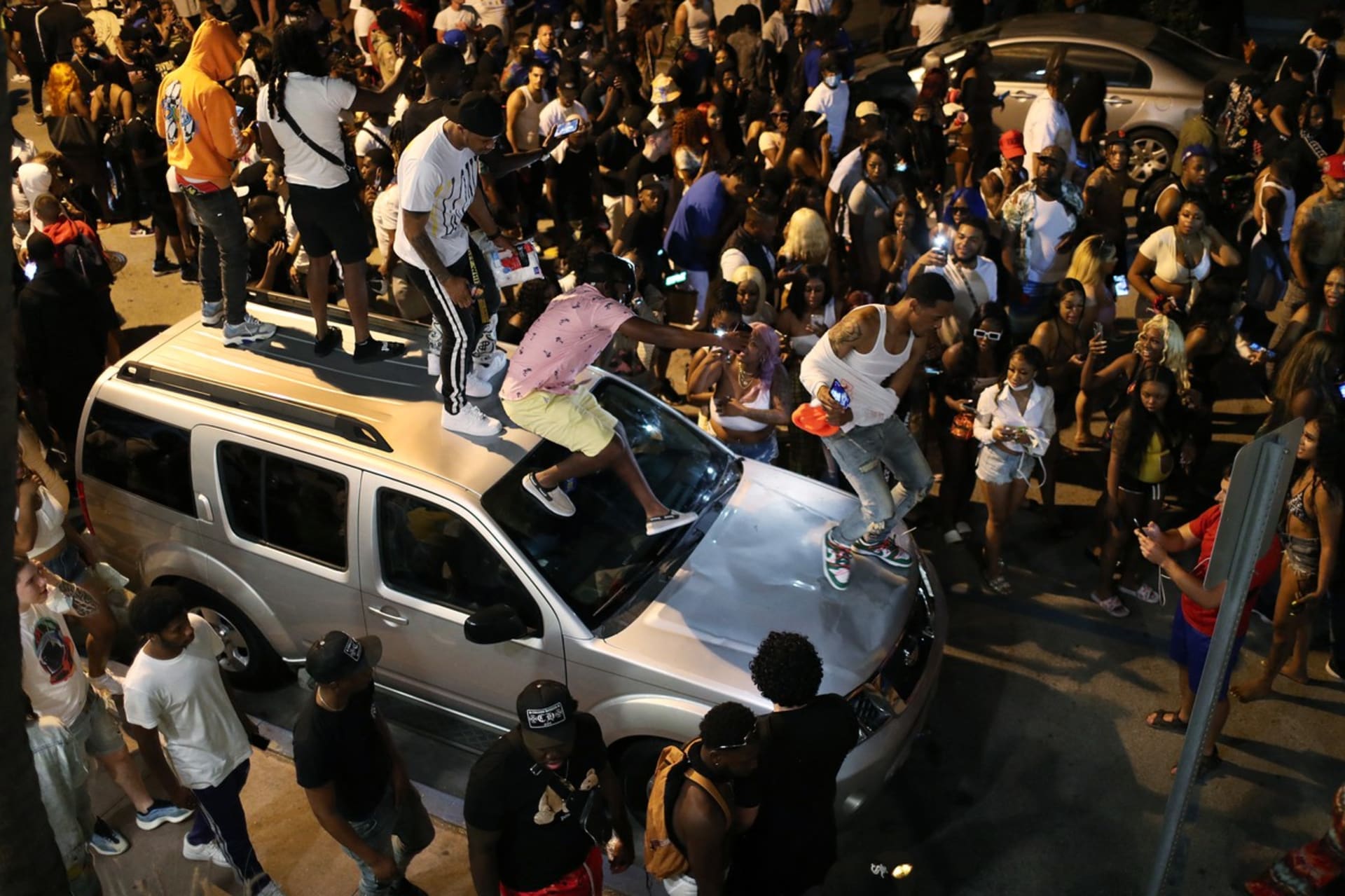Mladí lidé v Miami protestují proti prodloužení zákazu nočního vycházení. 