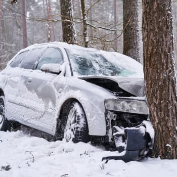 Nehoda se stala koncem února v obci u Prahy, muž projel zatáčku, narazil do stromu a vážně se zranil.