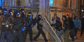 Bitva v Bristolu. Demonstranti vzali v noci útokem policejní stanici, zranili 20 lidí