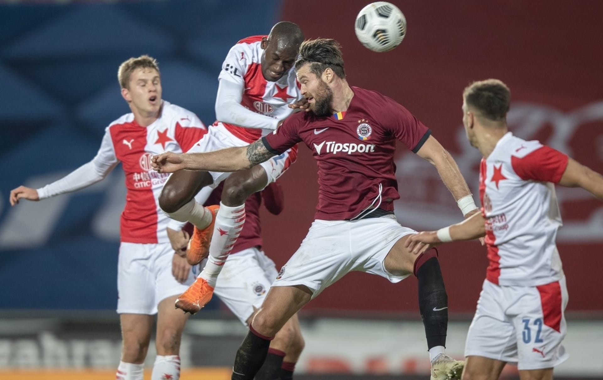 Kvůli nabitému programu poslala Slavia Praha žádost na Ligovou fotbalovou asociaci, aby bylo očekávané dubnové derby se Spartou přeloženo na jiný termín.