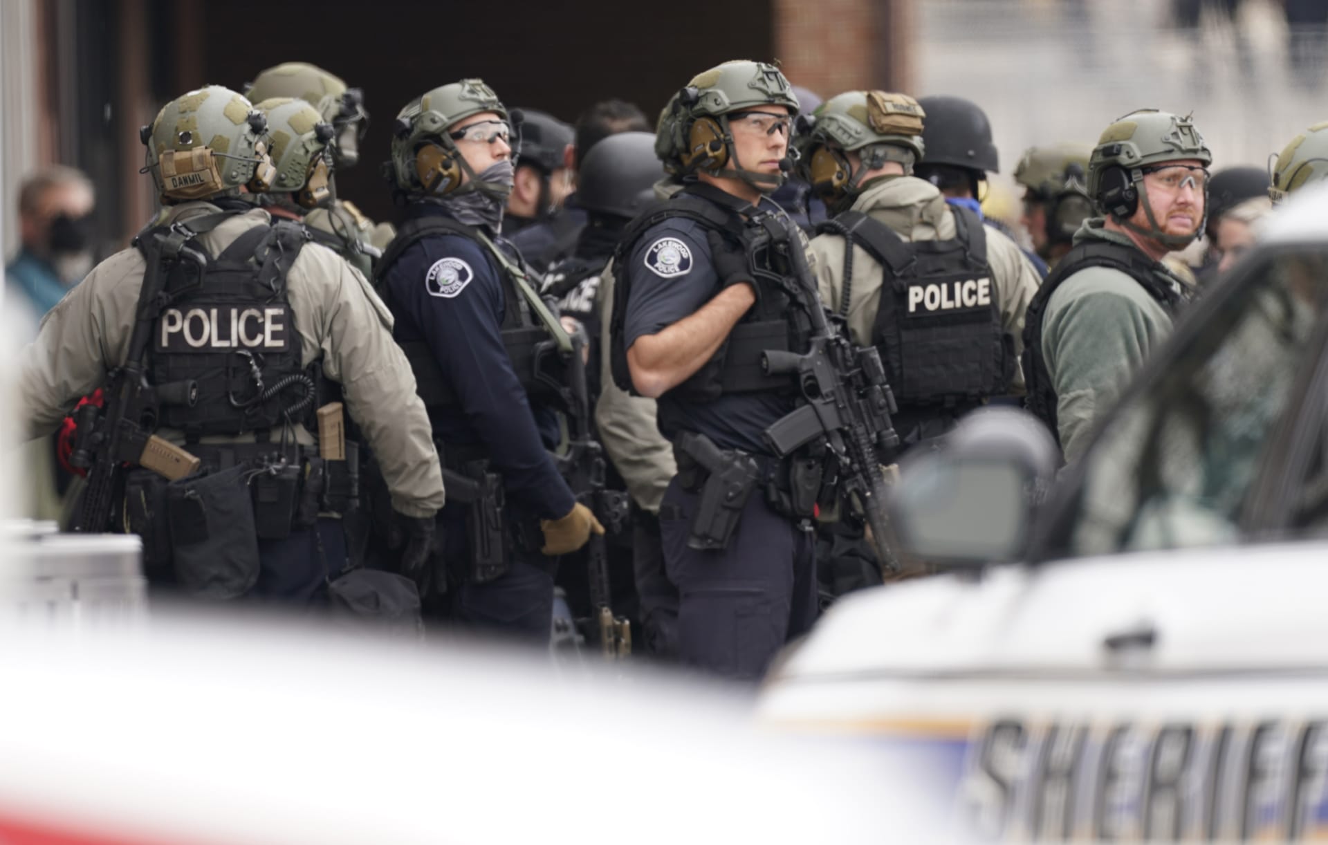 Policejní důstojníci u místa činu po masové střelbě v americkém Coloradu
