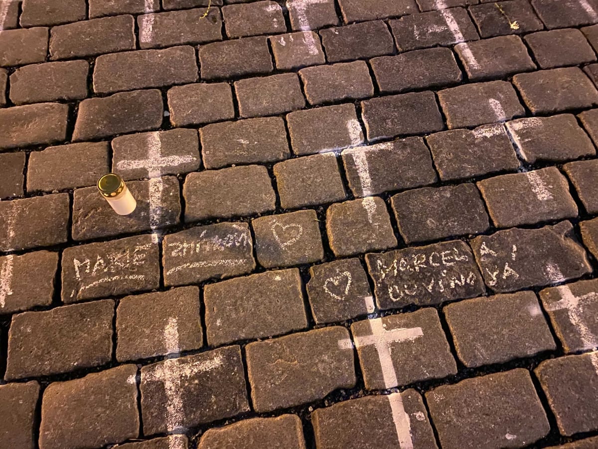 Mnozí lidé k nakresleným křížům dopisovali jména svých blízkých.