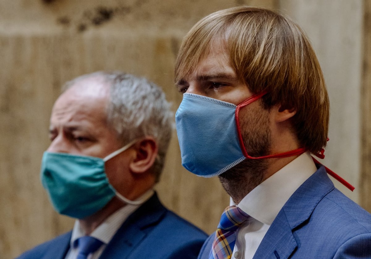 Ministr zdravotnictví Adam Vojtěch (vpravo) a epidemiolog Roman Prymula (vlevo) vystoupí na tiskové konferenci ke zhoršující se pandemické situaci.