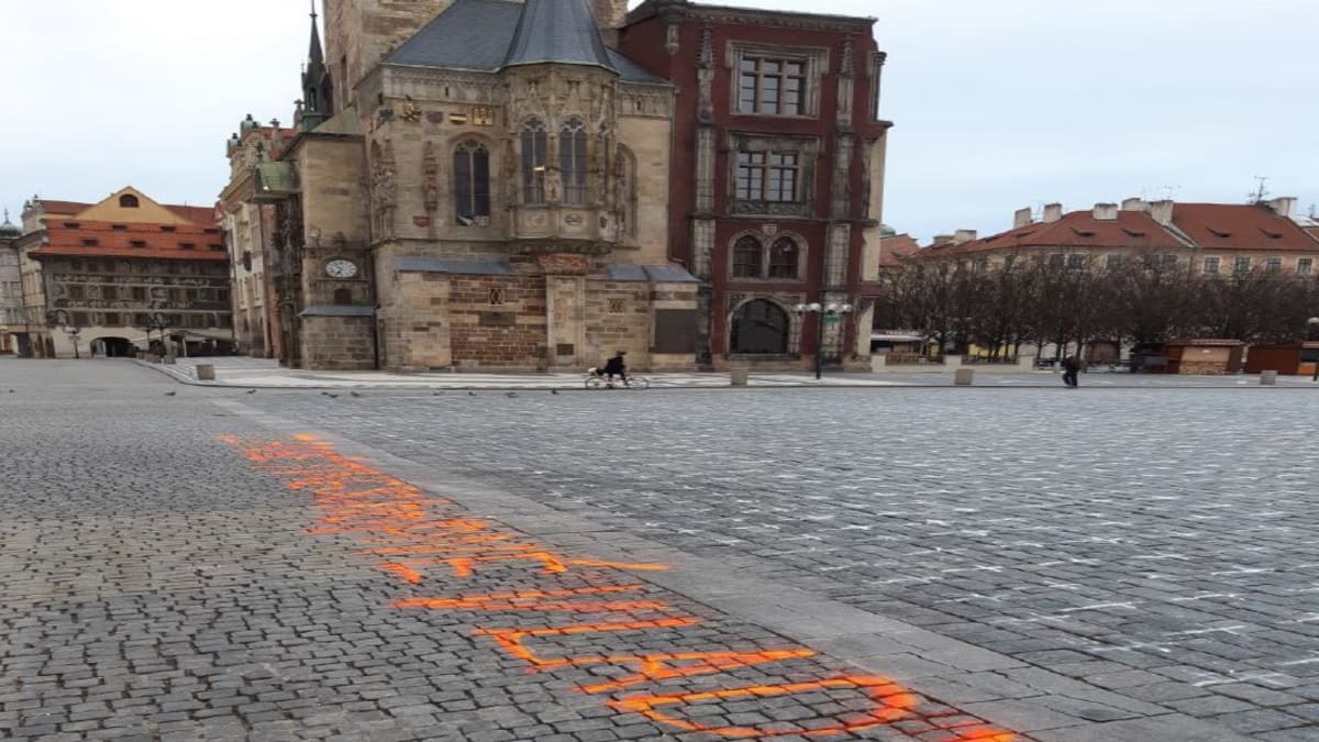 Pražští policisté pátrají po vinících, kteří v noci z pondělí na úterý na Staroměstském náměstí nastříkali barvou nápis „Za oběti neschopné vlády“.