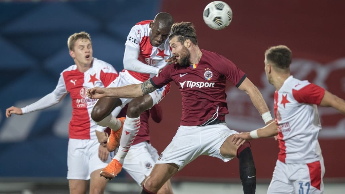 Kvůli nabitému programu poslala Slavia Praha žádost na Ligovou fotbalovou asociaci, aby bylo očekávané dubnové derby se Spartou přeloženo na jiný termín.