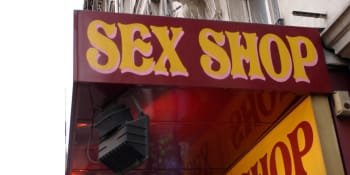 V sexshopu masturboval před syntetickou pannou. Prodavačka ho vyhnala umělým penisem