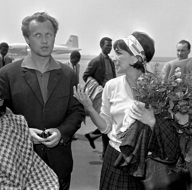 Jiří Šlitr a Hana Hegerová na ruzyňském letišti v Praze na snímku z roku 1962