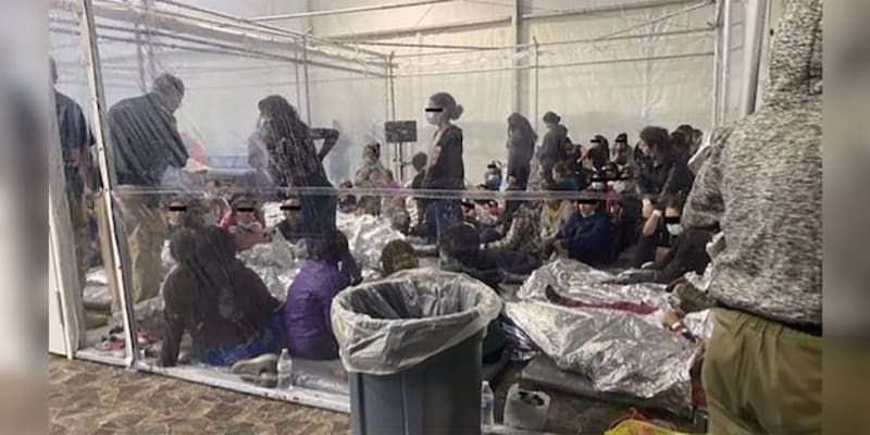 Uprchlíci v texaské ubytovně. (Zdroj: kongresman Henry Cuellar)
