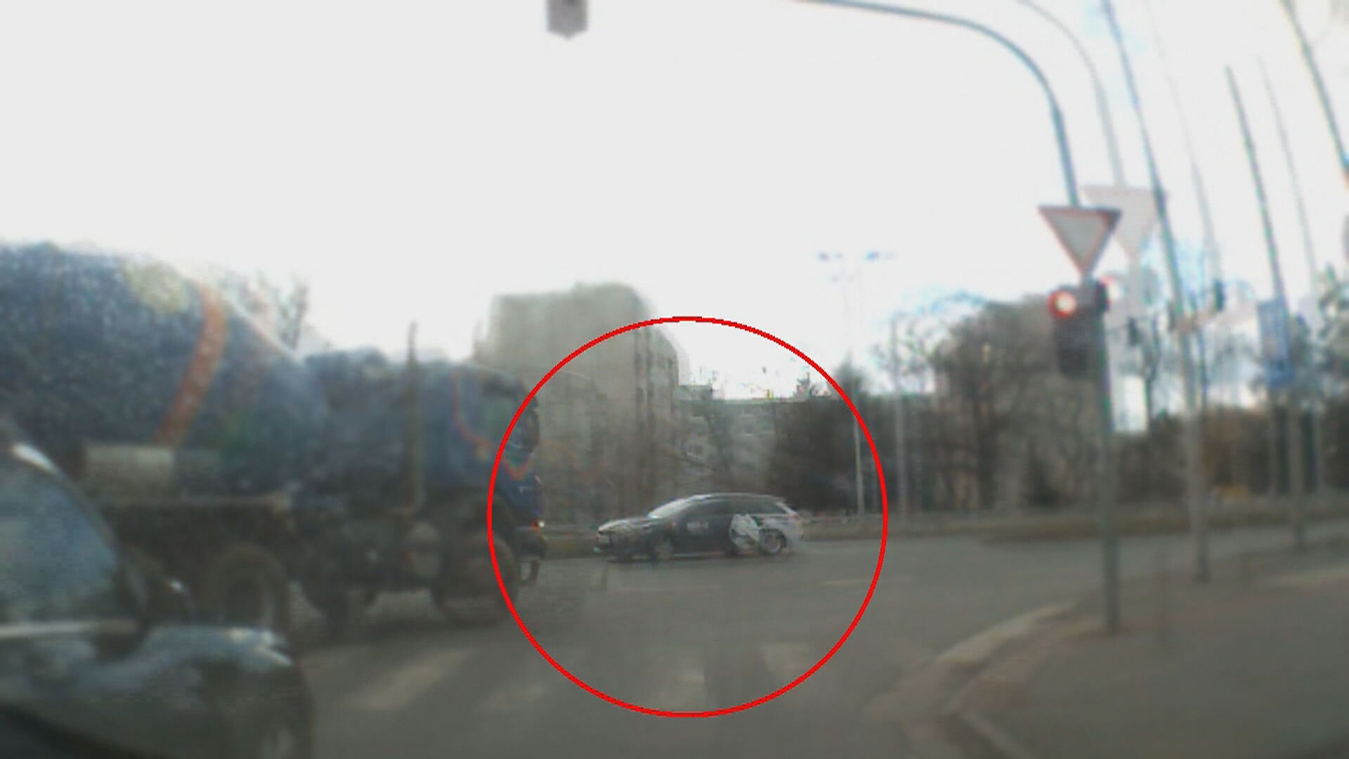 Na křižovatce v Hradci Králové se náklaďák málem střetl s odbočujícím autem