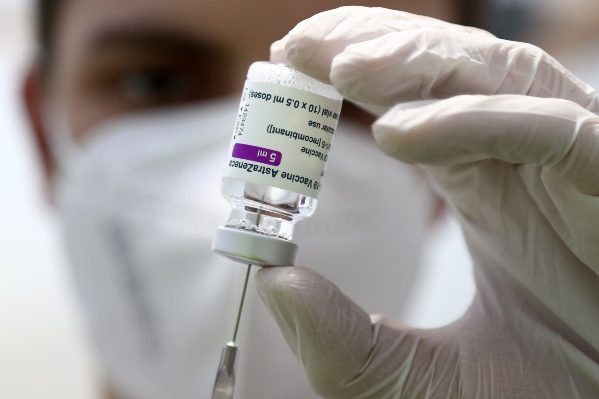 Německo pozastaví očkování AstraZenecou u mladších 60 let.