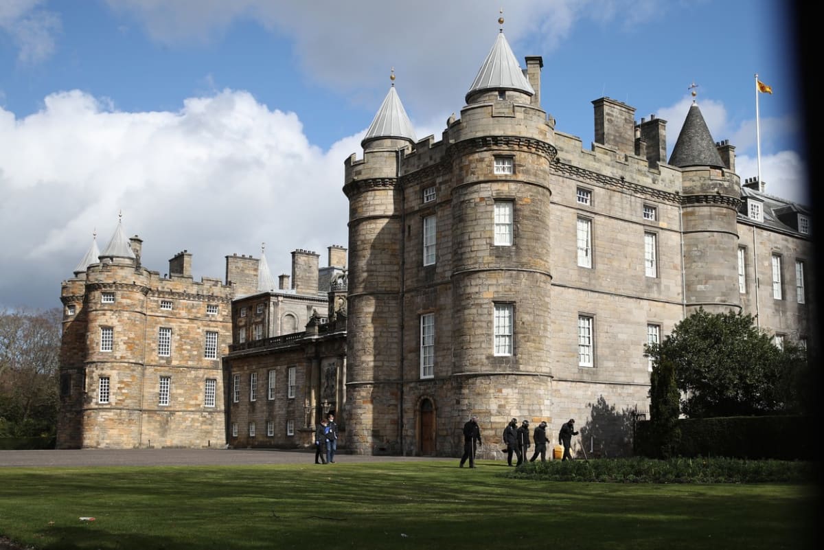 Policisté pomocí dlouhých holí pročesali celý areál paláce Holyrood ve skotském Edinburghu.