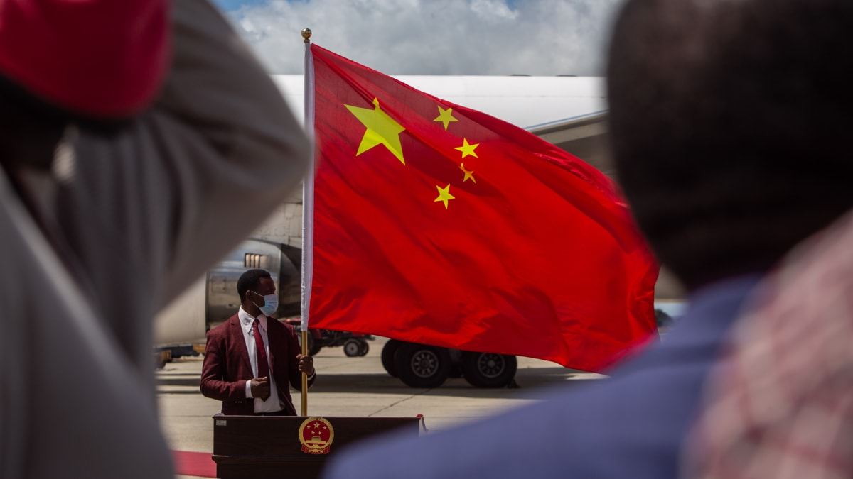 Čína bude z fotografií afrických lídrů přebírajících vakcíny těžit, míní expert. 