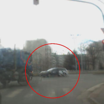 Na křižovatce v Hradci Králové se náklaďák málem střetl s odbočujícím autem.