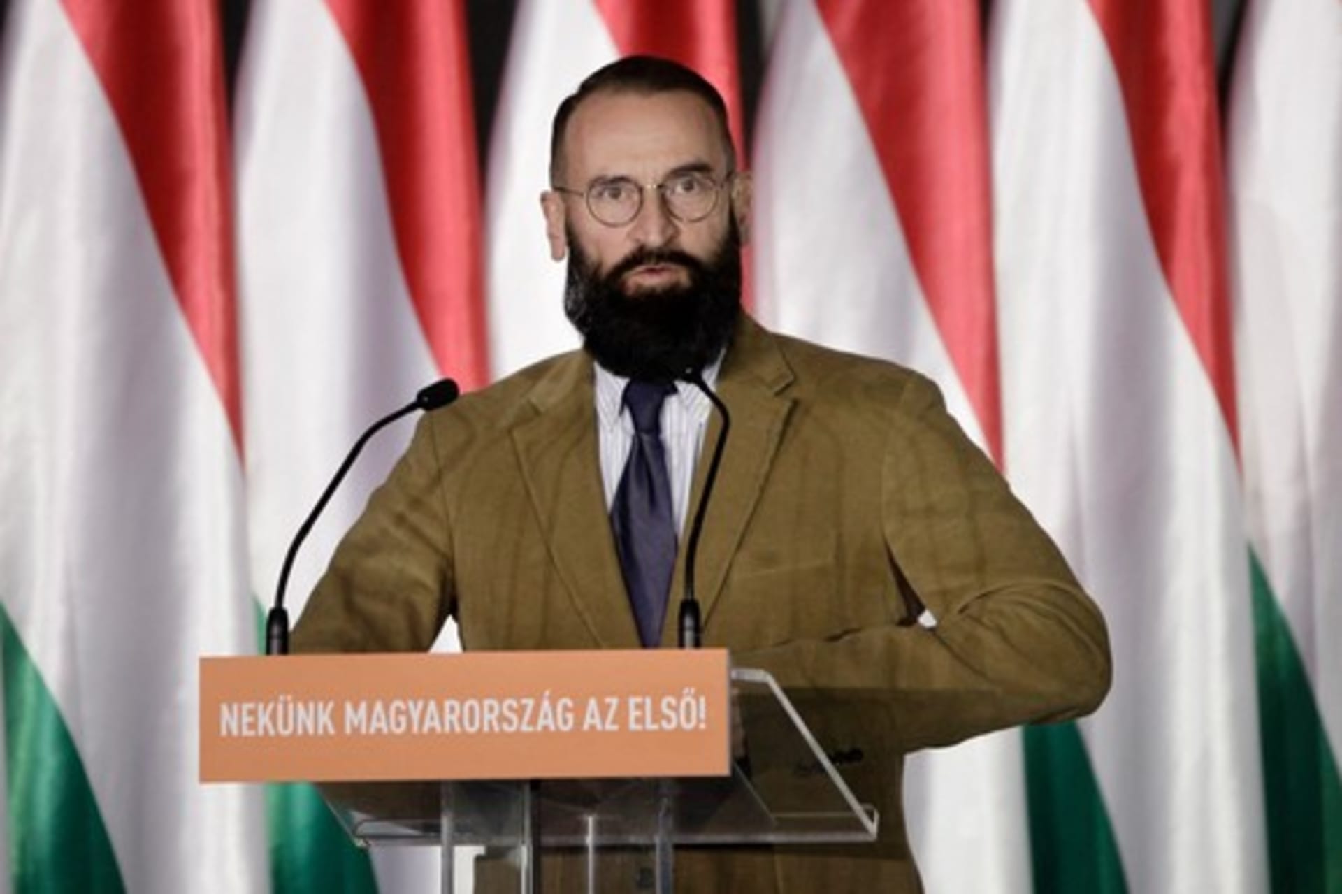 Bývalý maďarský europoslanec József Szájer v listopadu 2020 utíkal před policisty z nelegální gay párty. V Maďarsku přitom platil za bojovníka za manželství jen pro muže a ženy.