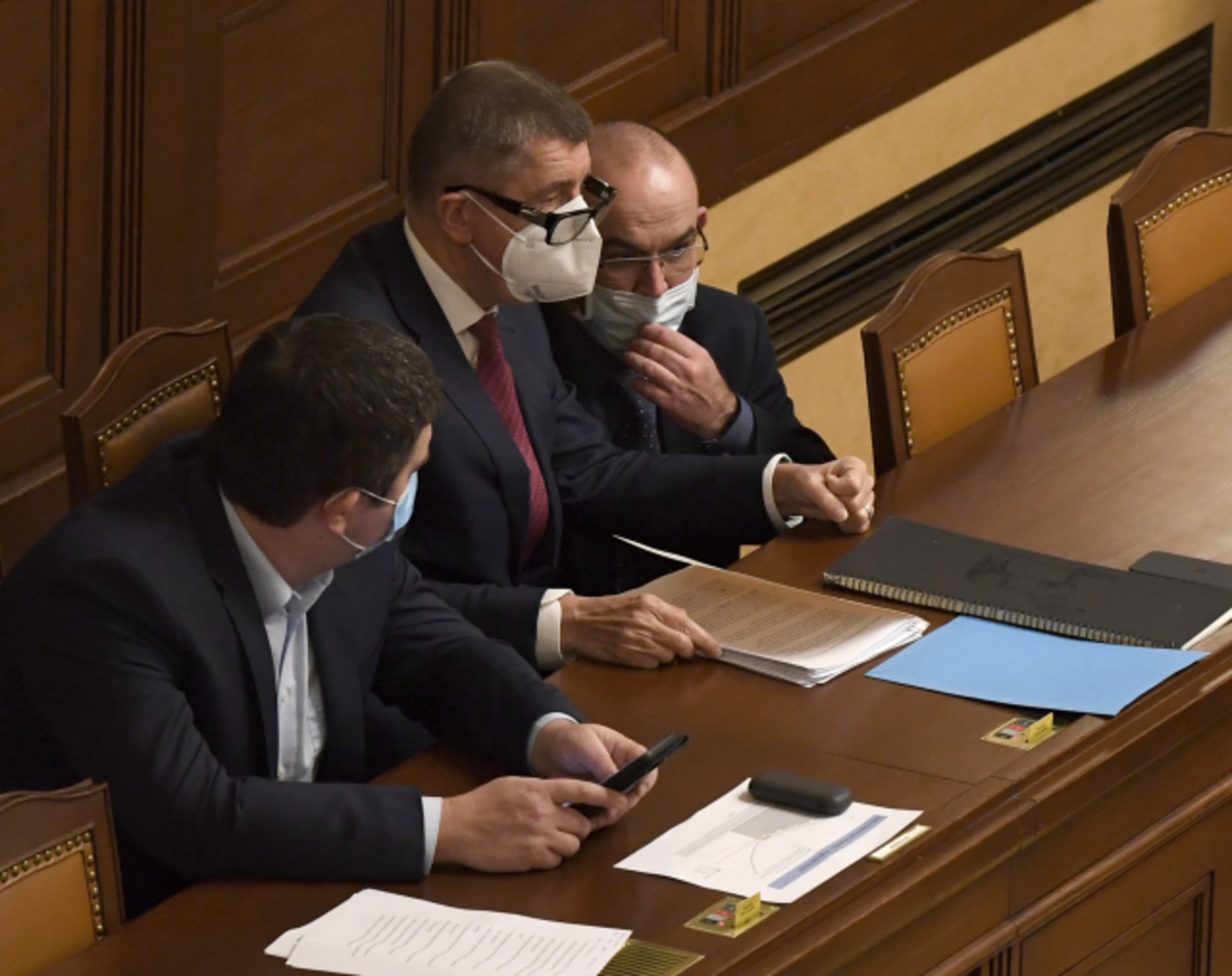 Premiér Andrej Babiš (ANO), ministr zdravotnictví Jan Blatný (za ANO) a vicepremiér Jan Hamáček (ČSSD) ve Sněmovně.
