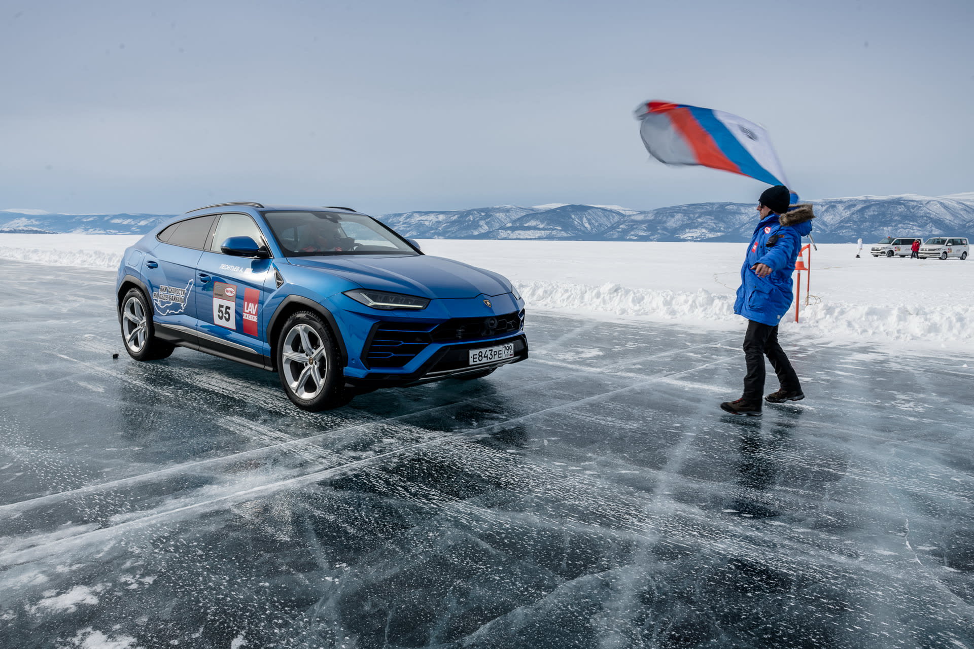 Takhle se Lamborghini Urus nedávno prohánělo po zamrzlém jezeře Bajkal. Do budoucna už možná podobné radovánky nebudou možné.