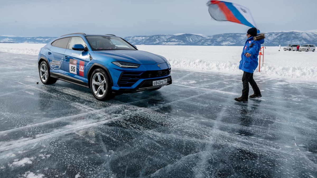 Takhle se Lamborghini Urus nedávno prohánělo po zamrzlém jezeře Bajkal. Do budoucna už možná podobné radovánky nebudou možné.