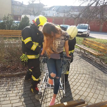 Dívku museli z nákupního košíku vystříhat hasiči.