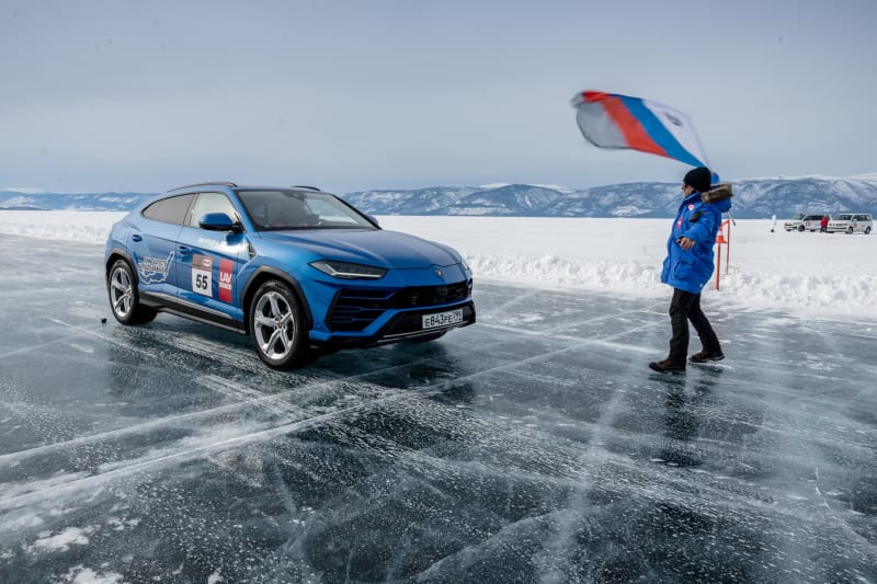Lamborghini Urus na zamrzlém jezeře Bajkal