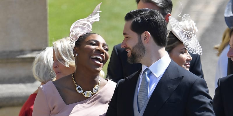  Serena Williamsová s manželem na svatbě Meghan Markle a prince Harryho.