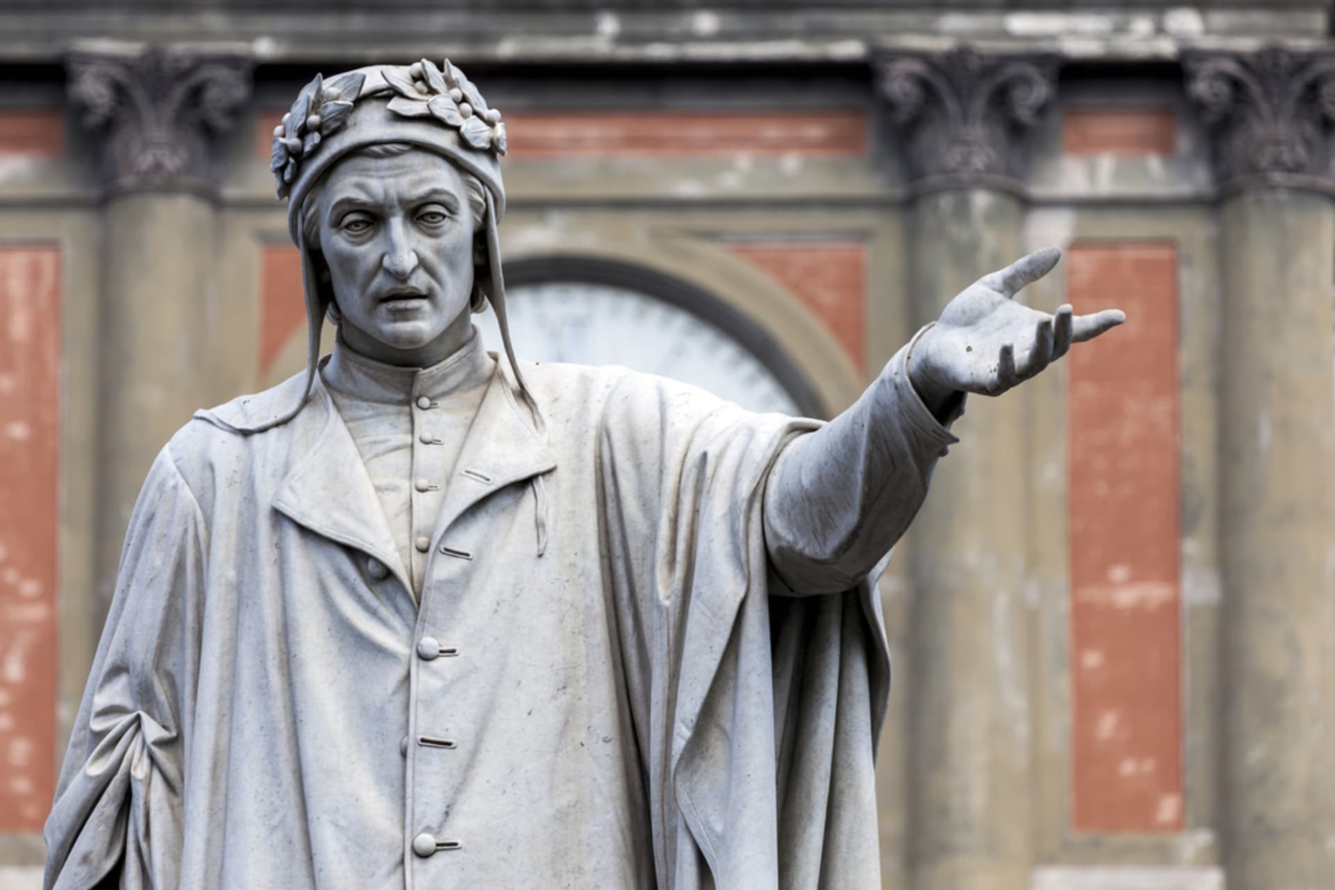 Socha italského básníka Dante Alighieriho, která se nachází v Neapoli.