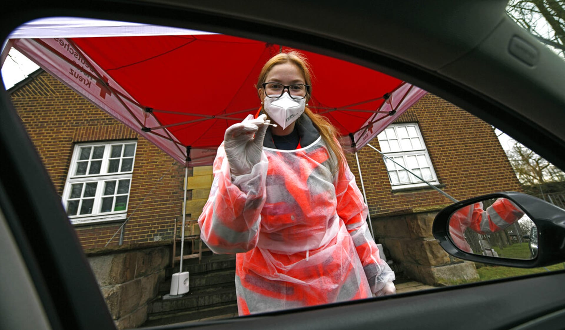Zaměstnankyně Červeného kříže v Německu jde otestovat řidiče.