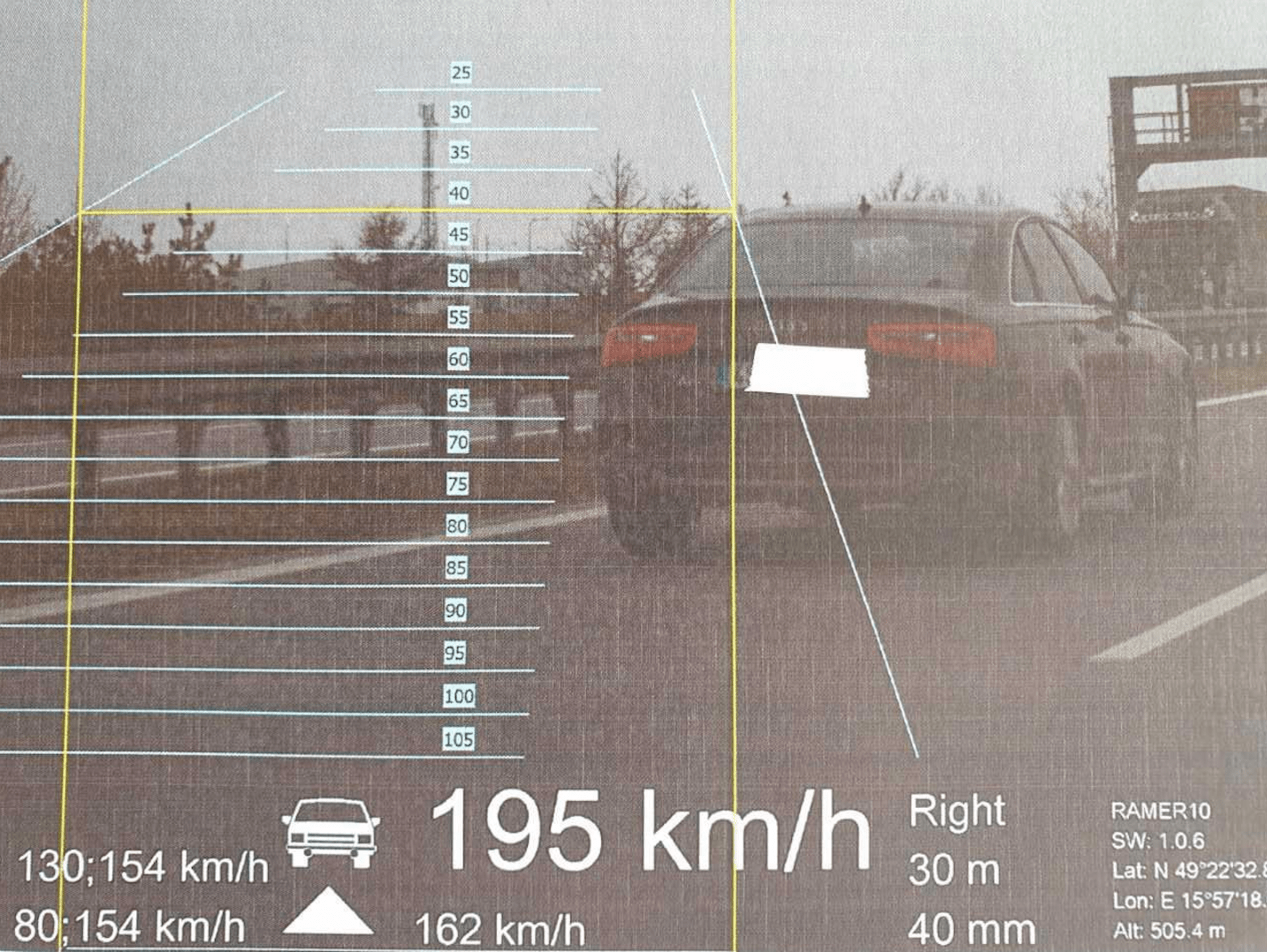 Audi A6 jelo po dálnici rychlostí 195 km/h.