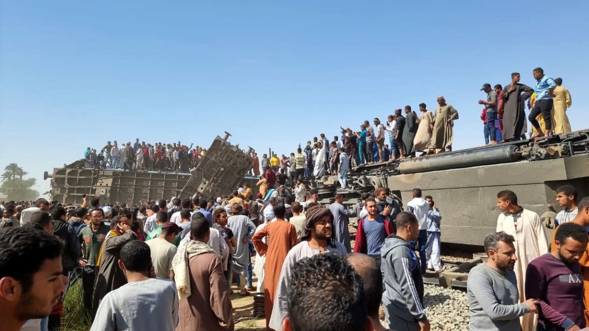 Při srážce dvou vlaků v Egyptě zemřelo 32 lidí a zranilo se 84 cestujících. 