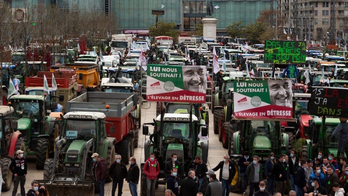 Francouzští farmáři protestují proti zdanění dusíkatých hnojiv.