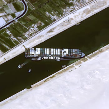 Loď Ever Given stále blokuje Suezský průplav. 
