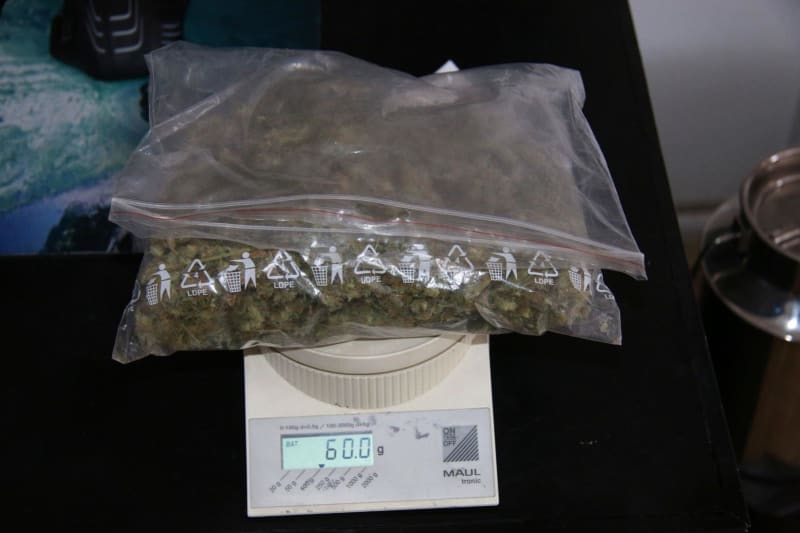 Policisté při domovní prohlídce u 35letého muže našli téměř kilogram sušené marihuany.