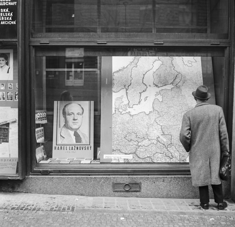 Pocta aktivistickému šéfredaktorovi Českého slova Karlu Lažnovskému ve výloze pražského knihkupectví po jeho smrti v říjnu 1941