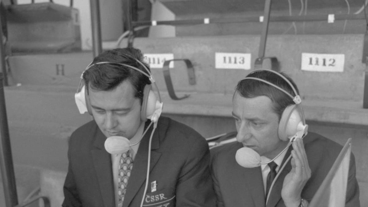 Karol Polák (vlevo) komentuje spolu s Vítem Holubcem fotbalové mistrovství světa 1970.