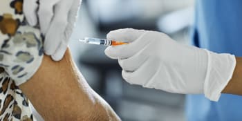 Zrychlí se tempo očkování? K praktikům po Velikonocích zamíří desetitisíce dávek vakcíny