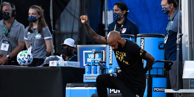 Thierry Henry jako trenér Montrealu poklekává na podporu Black Lives Matter.