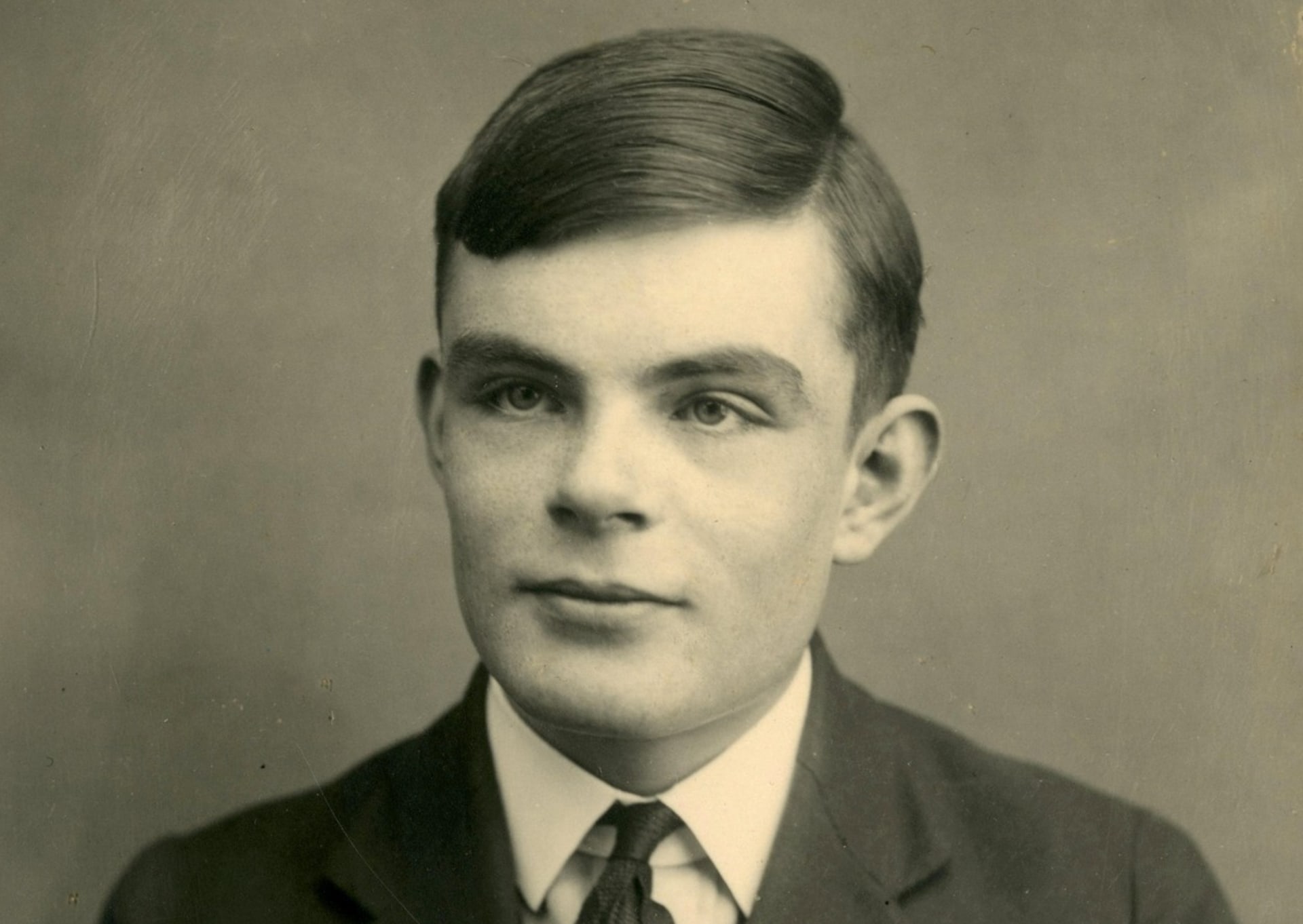 Britský matematik Alan Turing, kterému se podařilo za války rozluštit kód šifrovacího stroje Enigma.
