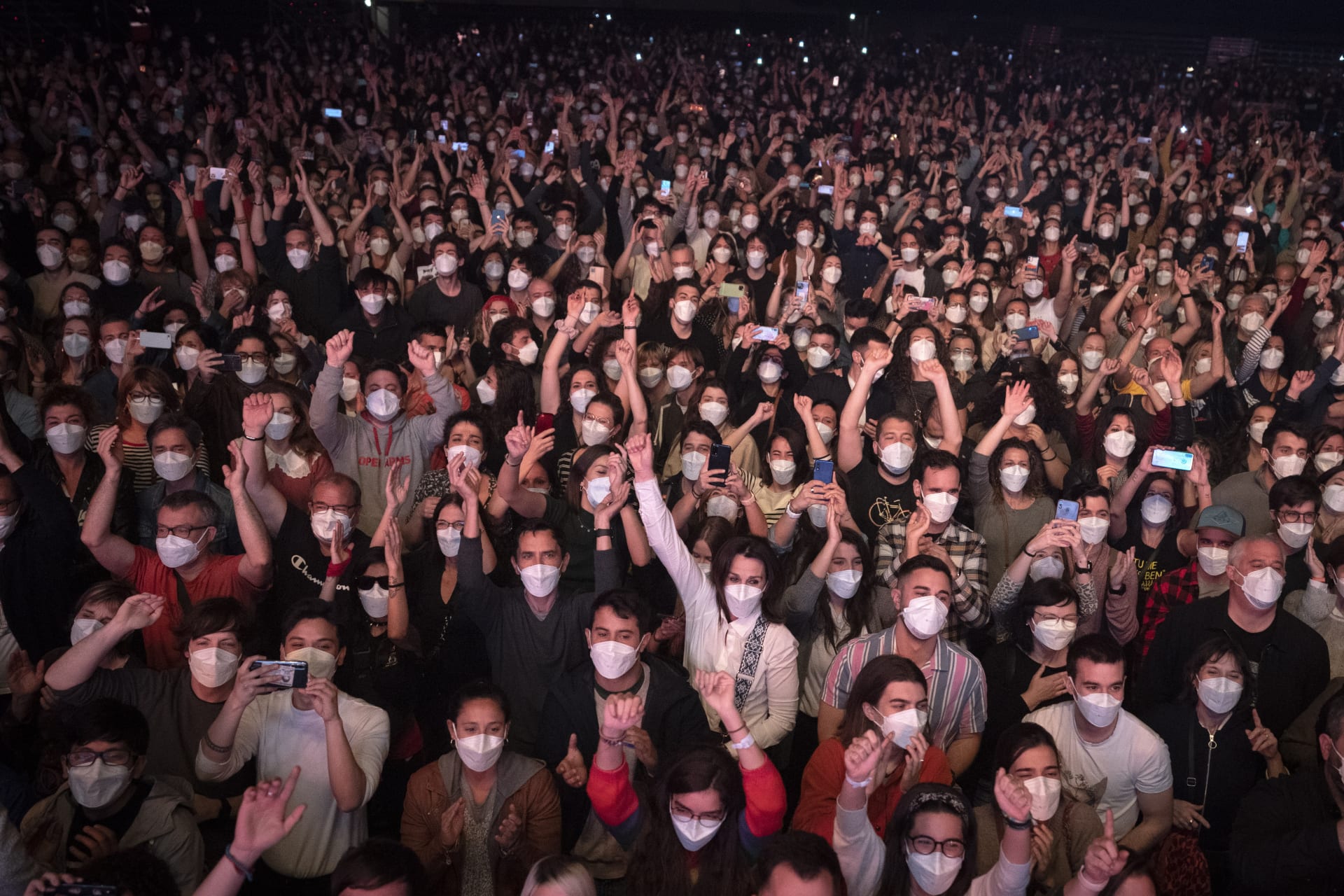 Na koncertě v Barceloně musel mít každý návštěvník negativní test a povinně roušku.