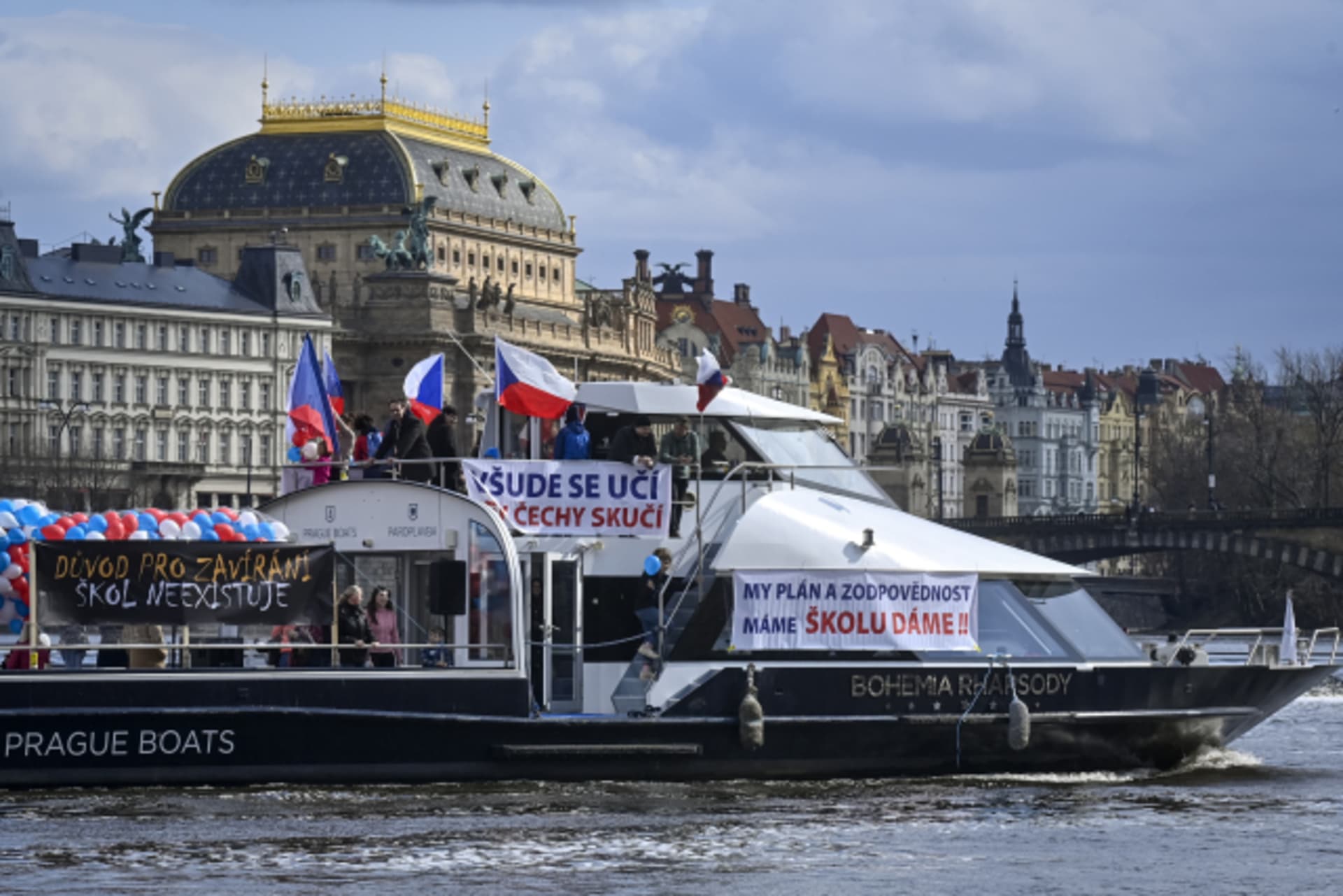 Na Vltavu vyplulo osm lodí s transparenty jako protest proti uzávěře škol za nouzového stavu.