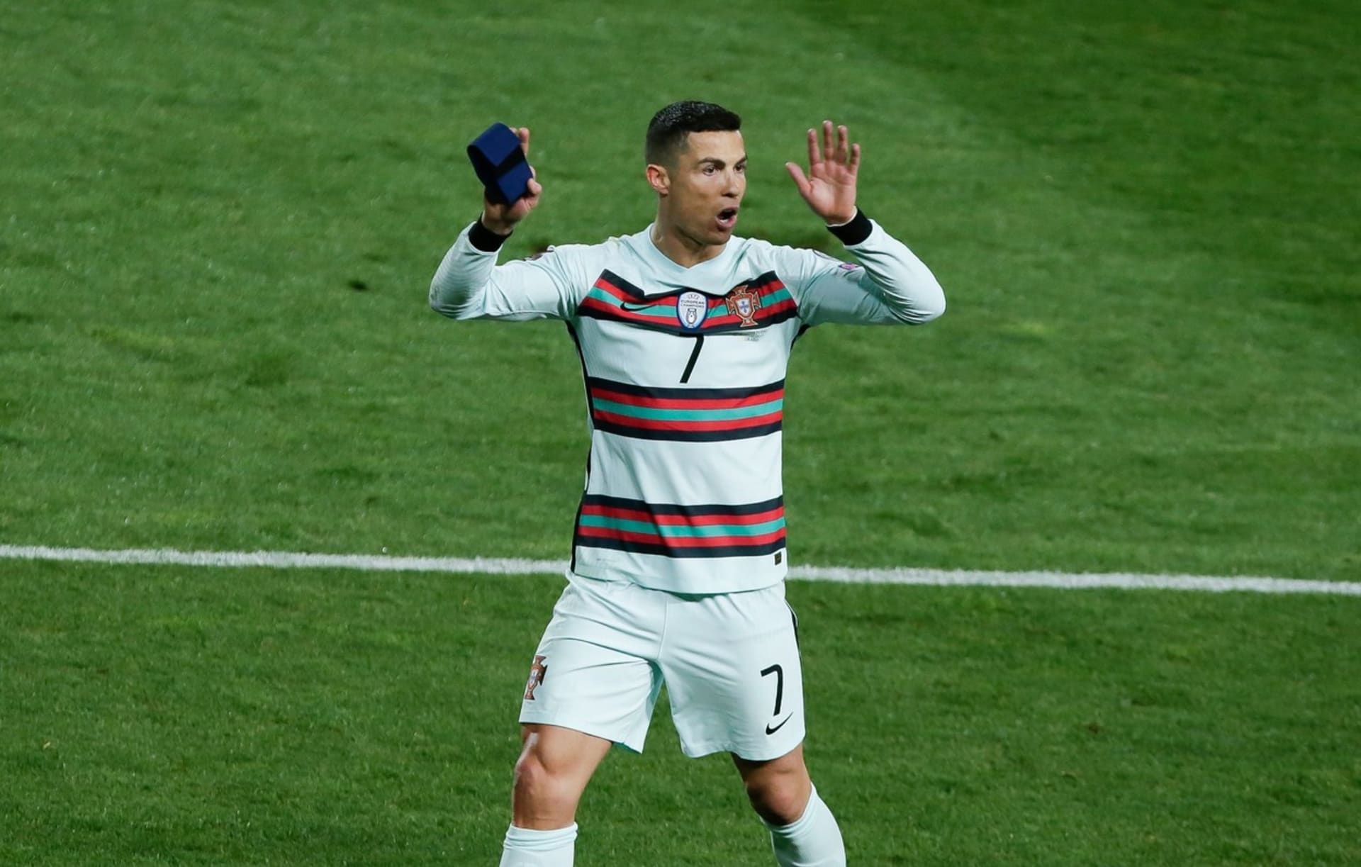 Rozhněvaný Cristiano Ronaldo po neuznaném gólu proti Srbsku. 