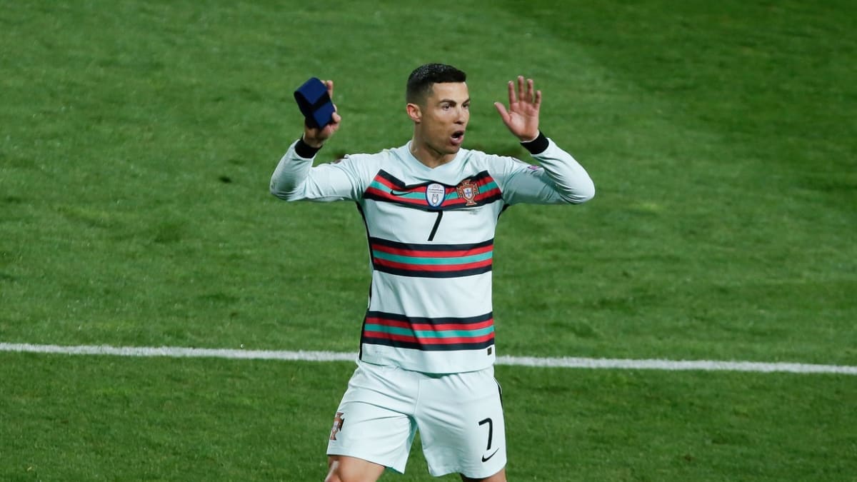 Rozhněvaný Cristiano Ronaldo po neuznaném gólu proti Srbsku. 