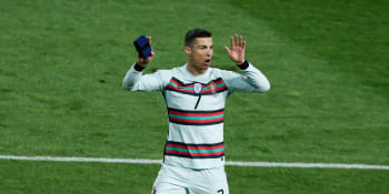 Rozzuřený Ronaldo zahodil kapitánskou pásku. Naštvala ho chyba rozhodčího 