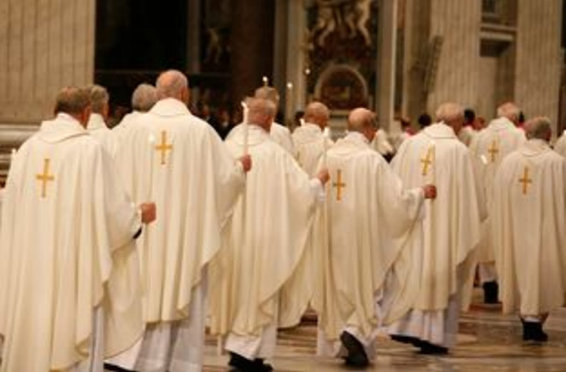 Vatikán potrestal dva polské arcibiskupy v kauze zneužívání dětí duchovními.