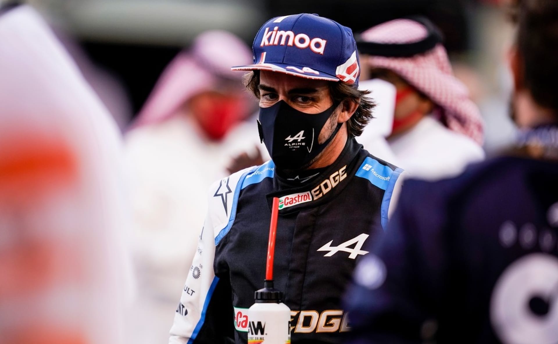 Fernandu Alonsovi návrat do formule 1 zhořkl. Ze závodu v Bahrajnu ho předčasně vyřadil obal od sendviče, který způsobil přehřívání brzd.