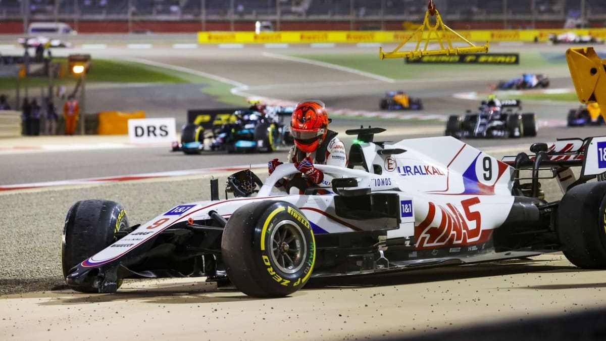 Premiéra ve formuli 1 Nikitu Mazepinovi vůbec nevyšla. Roztočil se už ve třetí zatáčce bahrajnského závodu.