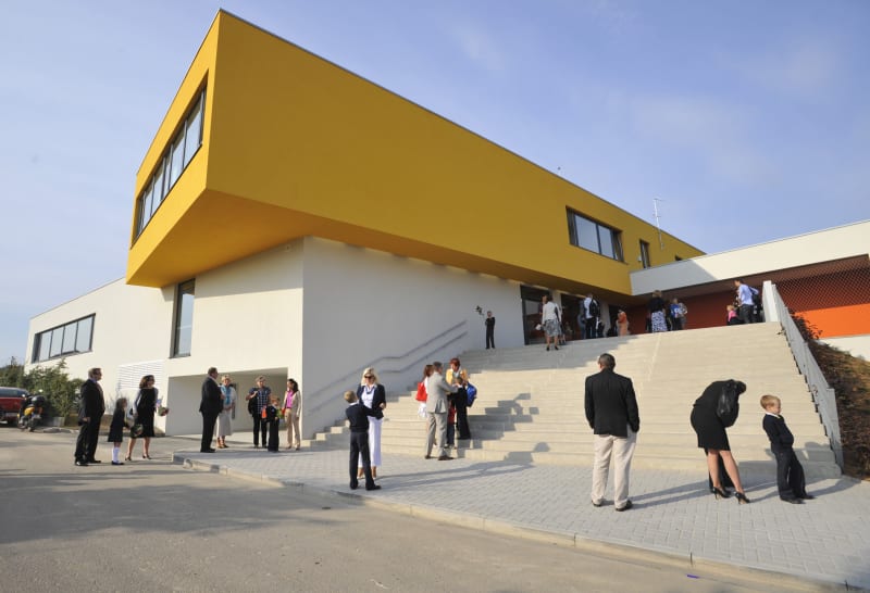 Gymnázium a základní škola Open Gate. Kampus byl vybudován v roce 2005 za finanční účasti Nadace Educa, založili jej Renáta a Petr Kellnerovi.