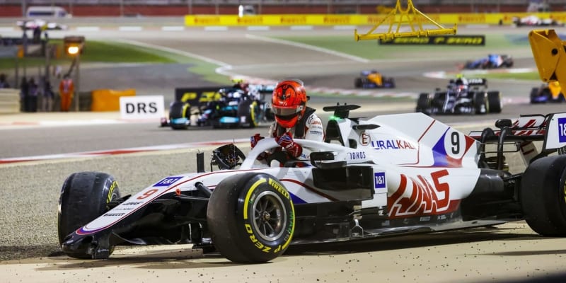 Premiéra ve formuli 1 Nikitu Mazepinovi vůbec nevyšla. Roztočil se už ve třetí zatáčce bahrajnského závodu.