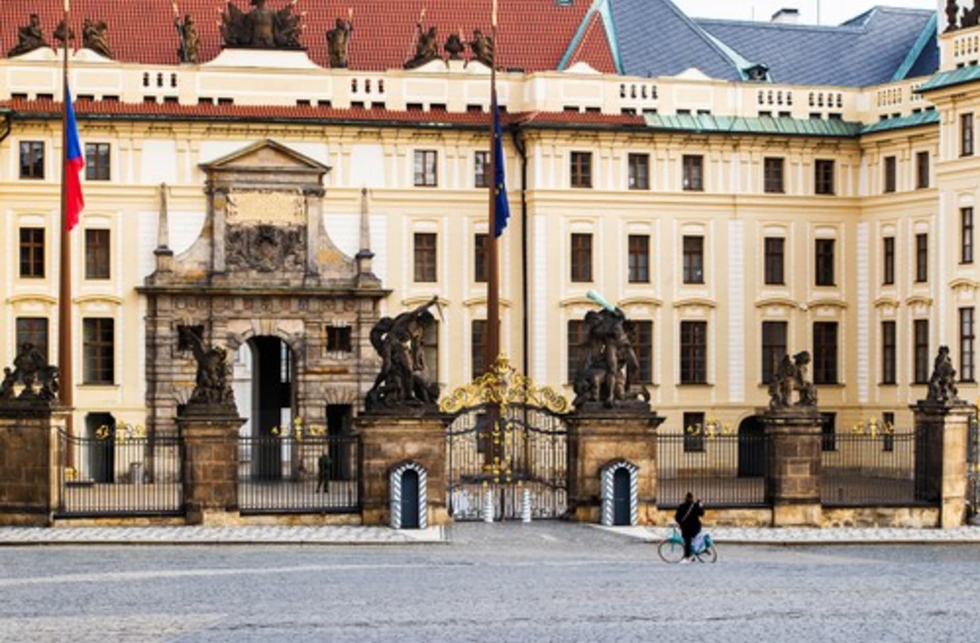 Nádvoří před Pražským hradem bývá plné návštěvníků. 
